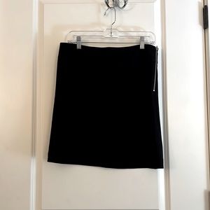 BANANA REPUBLIC BLACK MINI SKIRT - SIZE 8